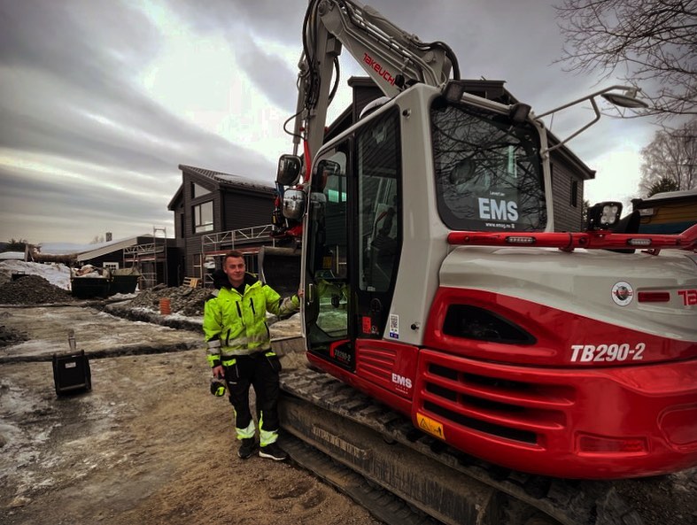 Gravemaskin i arbeid på praktisk oppdrag